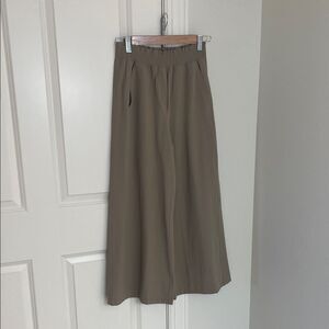 NWOT Lululemon Stretch Woven Ruffle-Waist Wide Leg Crop Pants